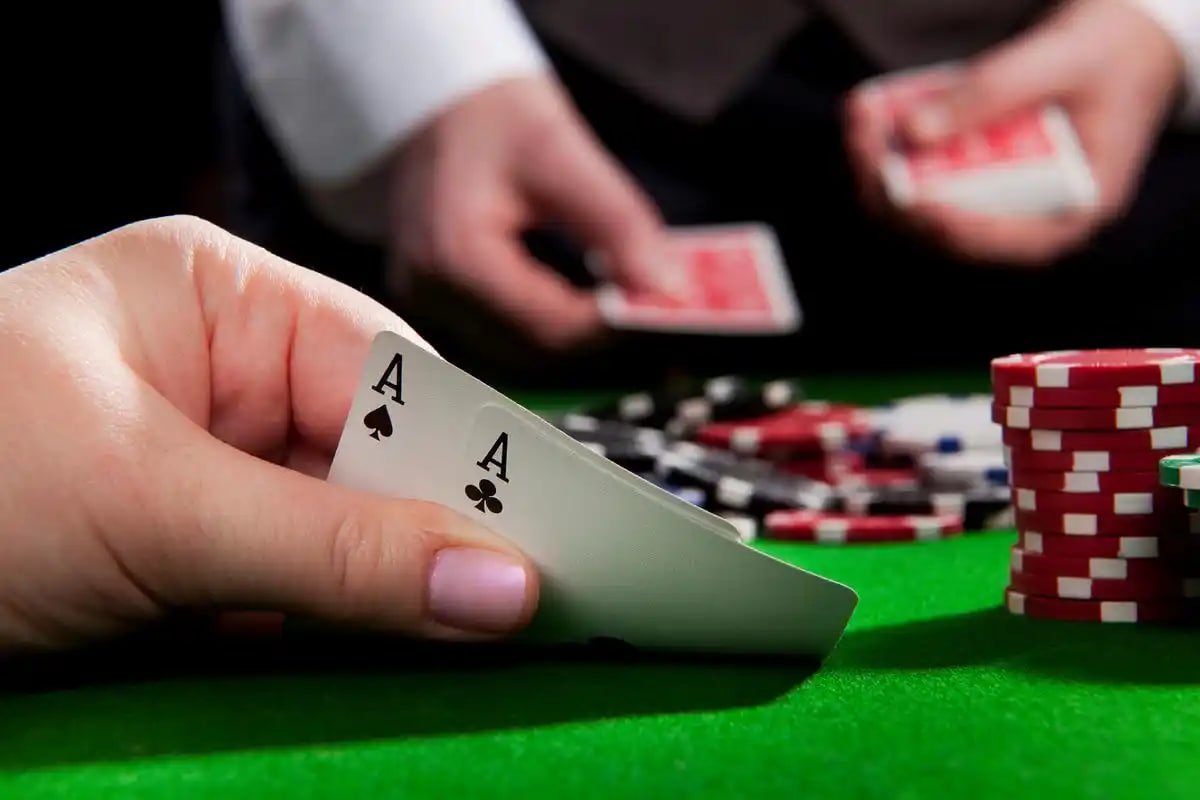 Antarmuka menu aplikasi bananastore dengan pilihan permainan live dealer